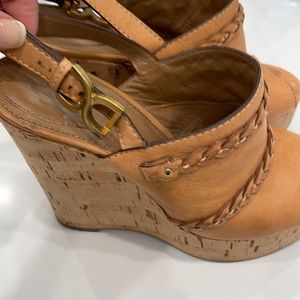 Chloe beige twist wedges